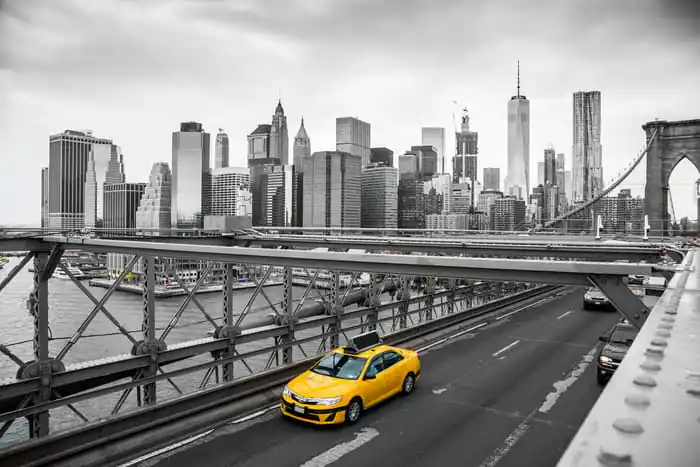 Fototapeta Taxi Crossing Brooklyn Bridge Niska cena
