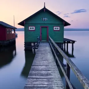 Zniżka FotoTAPETA na flizelinie SHX4-019 Das grune Bootshaus