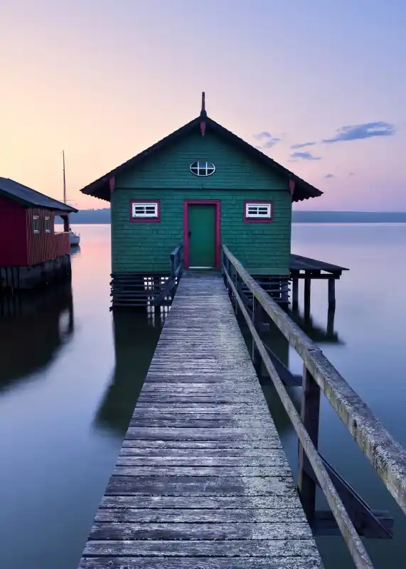 Zniżka FotoTAPETA na flizelinie SHX4-019 Das grune Bootshaus