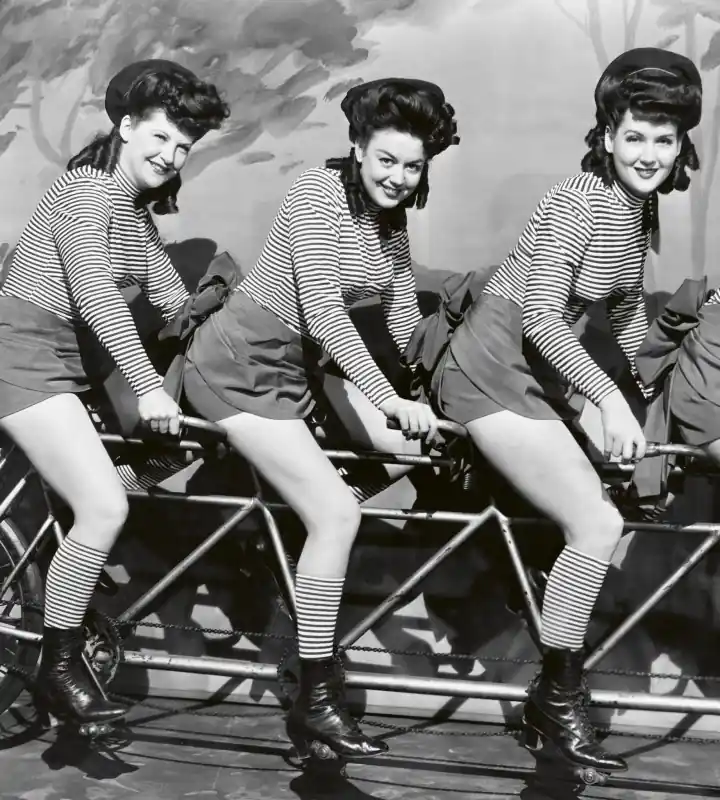 Taniej Fototapeta na flizelinie MS-3-0260 WOMEN ON BICYCLE